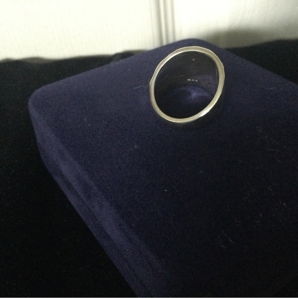 Sterling Silver Hammered Ladies Ring - Picture 5 of 6